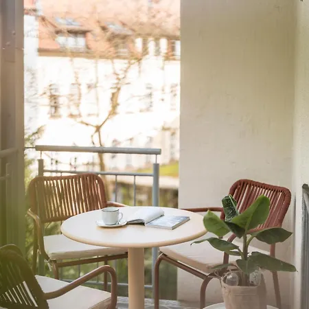 Bunter Hund - Balkon, Zentral, Geraeumig